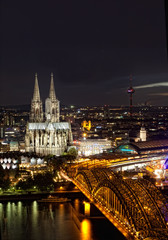 Fototapeta na wymiar View of Cologne and the Cologne cathedral in the night 