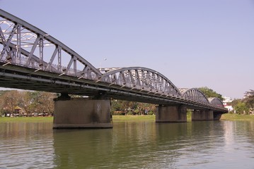 Fototapeta na wymiar Truong Tien bridge over the perfume river in Hue
