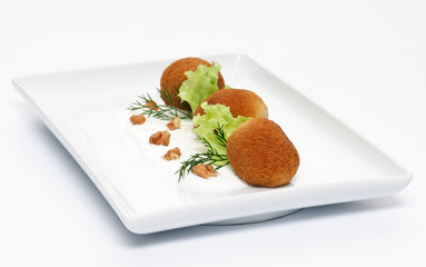 Polpette di formaggio con insalata e noci