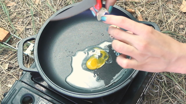 roast egg on a portable gas stove