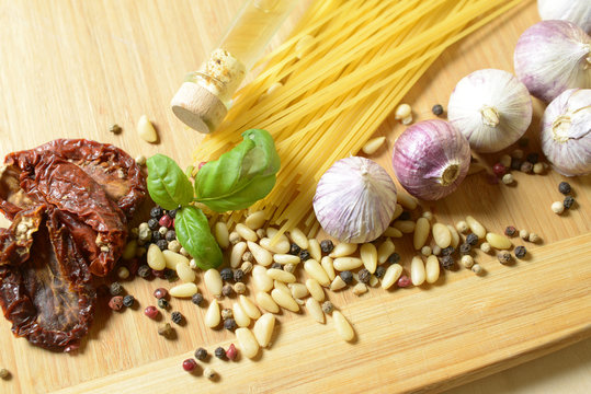 Zutaten für Spaghetti mit Rotem Pesto