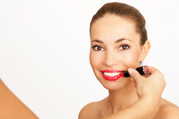 Frau trägt Lippenstift auf