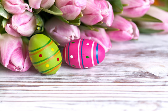 2 Eier mit rosa Tulpen