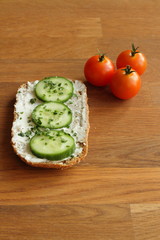 Frischkäsebrot mit Tomaten