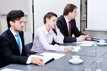 Geschäftsleute an einem Tisch in einer Konferenz