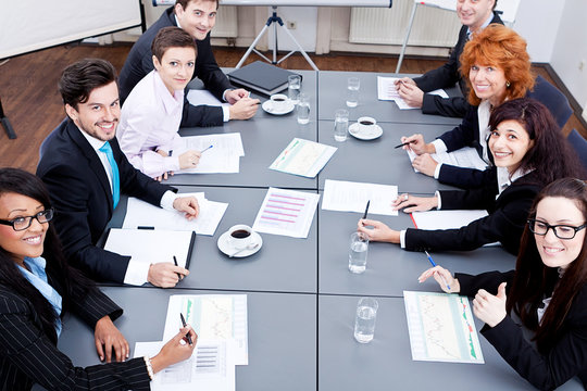 Geschäftsleute an einem Tisch in einer Konferenz