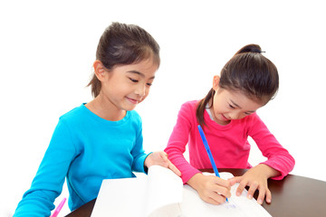 勉強に励む姉妹