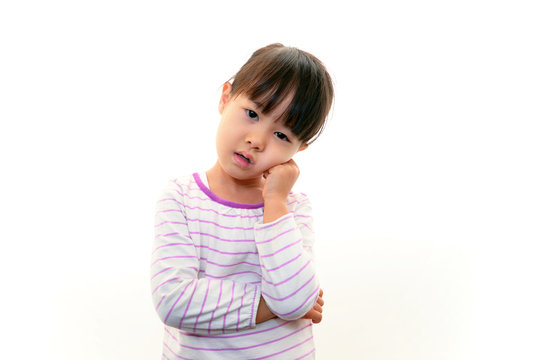 不満そうな表情の女の子