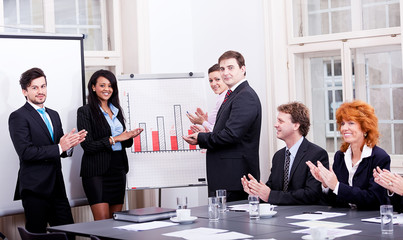 Geschäftsleute an einem Tisch in einer Konferenz