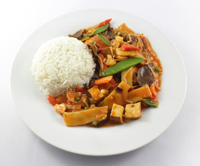 Gebratener Tofu mit Gemüse und Reis