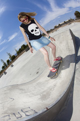 chica con monopatin en rampa