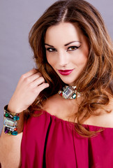 Obraz premium attraktive junge brünette frau mit glamourösem schmuck