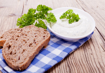 Frischer Kräuterquark frischkäse mit gesundem Brot