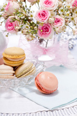 Traditionelle leckere süße Macarons gebäck mit Kaffee