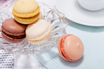 Traditionelle leckere süße Macarons gebäck mit Kaffee