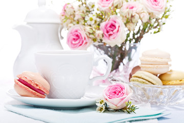 Traditionelle leckere süße Macarons gebäck mit Kaffee