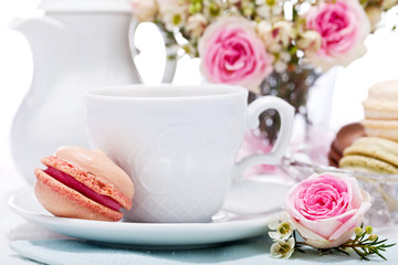 Traditionelle leckere süße Macarons gebäck mit Kaffee