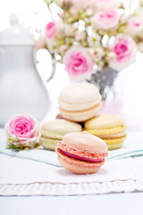 Traditionelle leckere süße Macarons gebäck mit Kaffee