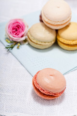 Traditionelle leckere süße Macarons gebäck mit Kaffee