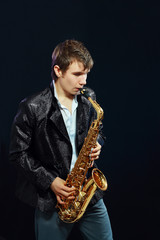 Obraz na płótnie Canvas młody człowiek z saksofonem