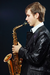 Fototapeta na wymiar młody człowiek z saksofonem