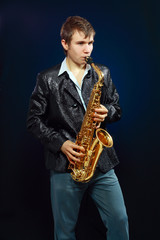 Fototapeta na wymiar młody człowiek z saksofonem