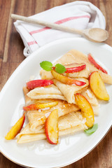 Crêpes mit karamellisierten Apfelspalten