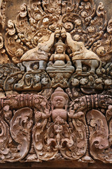 Fototapeta na wymiar Słoń i bogowie na nadprożu Banteay Srei