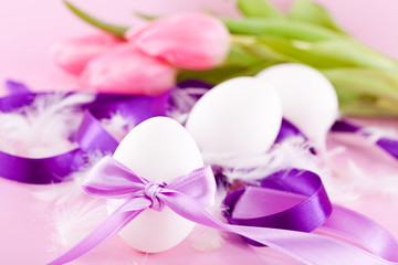 Obraz na płótnie Canvas Tradycyjne ozdoby wielkanocne jajka z wstążką Gift tulipanów Ban