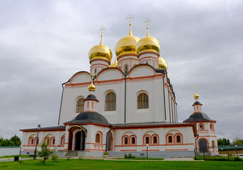 Fototapeta na wymiar Widok katedry Iver Klasztor Iversky, Rosja.