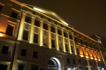 Fasada kamienicy nocą w Poznaniu