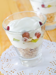 oat flakes with yogurt