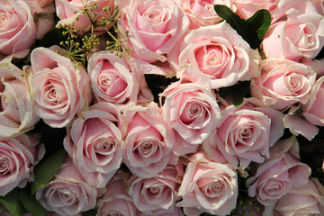 Fototapeta na wymiar Pink roses in a wedding centerpiece