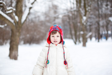 Fototapeta na wymiar Adorable preschooler girl in beautiful winter park