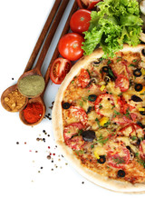 délicieuses pizzas, légumes et épices isolés sur blanc