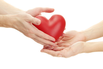 Obraz premium Czerwone serce w ręce kobiety i mężczyzny, na białym tle