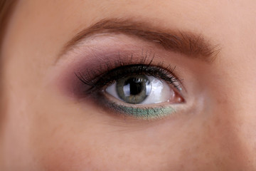 Fototapeta na wymiar Piękna kobieta oko z jasny make-up, z bliska