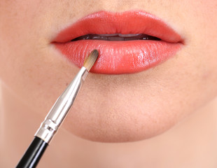 Naklejka premium beautiful make up of gloss lips, close up
