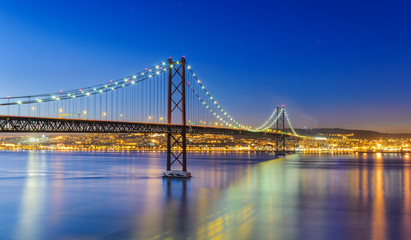 Fototapeta na wymiar Nocny widok z Lizbony i 25 de Abril Bridge, Portugalia