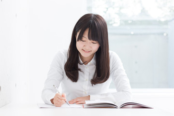 勉強する女の子