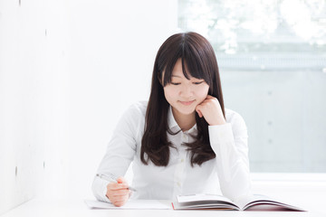 勉強する女の子