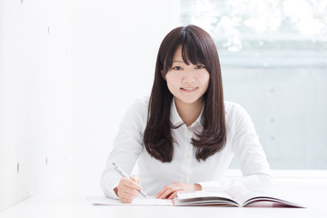 勉強する女の子