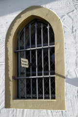 Schild Einfahrt freihalten an einem vergitterten Fenster