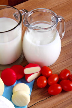 Brocca da latte con pomodorino e formaggio