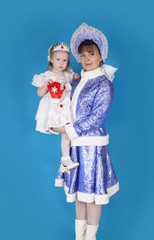 Снегурочка с маленькой девочкой на руках