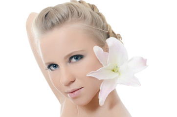 Obraz na płótnie Canvas The beautiful blonde woman with lily flower