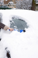remove snow from windshield