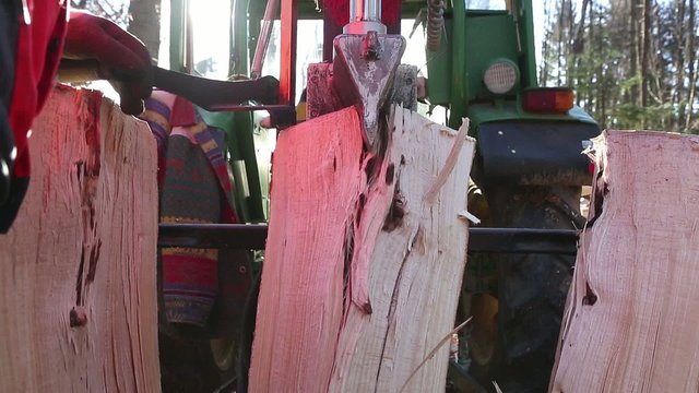 Holzspaltung mit Traktor