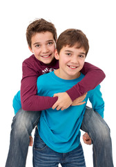 Ziemlich beste Freunde - Zwei freundliche Jungen huckepack