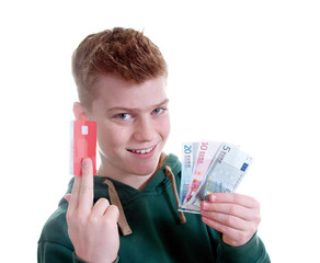 Junge zeigt Bankkarte und Geldscheine